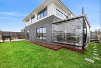 Spacious family home with pool and ocean views - Bed and Breakfast Torquay