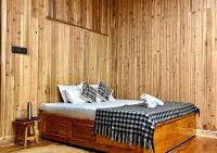 Zimmer mit Kingsize-Bett und Bergblick