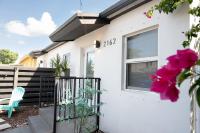 Cozy Central Stay Airport, KingBed, Fenced Parking - Little Havana Near Airport, Wynwood, Calle 8 Brickell, Coral Gables and more - Chambres d'hôtes Miami