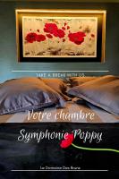 Zimmer mit Kingsize-Bett und Gartenblick. 