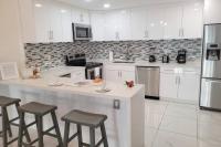 Modern 1 BR Condo, Steps from Beach, Free Parking! - Ferienwohnung Sunny Isles Beach