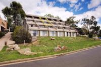 Cascades 15 - Amazing Lake Views l Spa Bath l Split Level Apt l Central Location l Wi-Fi - B&B