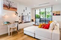 Creative East Brisbane Escape Balcony & Parking - B&B Brisbane