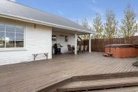 Charming villa with a hot tub, by the Golden Circle - Bed and Breakfast