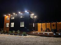 2 Bed 1 Bath-Sleeps 5 to 6 Near RRG Large Deck - Bed and Breakfast