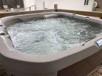 Haus on the Hill - Hot Tub & 1 Mile From Main St - Ferienwohnung Fredericksburg