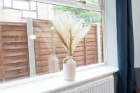 Stylish 4 bed - Contractor Stays, Wi-fi, Plenty of Parking - B&B Bloxwich