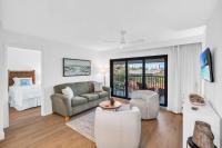 Deluxe Condo - Modern Furnishings and Great View - B&B