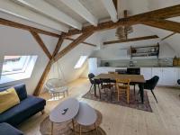 Le grenier du Rempart, appartement au coeur du village - B&B
