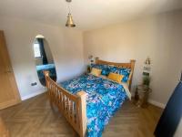 One bed modern detached holiday home - off street parking - Bed and Breakfast