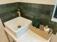 One bed modern detached holiday home - off street parking - B&B Kent