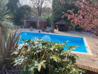 4 bedroom Lodge Hotub-Pool in Surrey UK - Chambres d’hôtes East Horsley