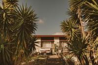 4 Bedroom Mid-Century Home with Ocean Views - Chambres d’hôtes