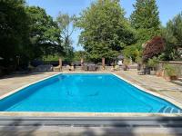 3 Bedroom Lodge Hotub pool in Horsley Surrey UK - B&B East Horsley