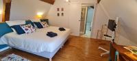 Zimmer mit Kingsize-Bett und Gartenblick.