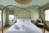 The Nicholas Veranda King Suite- 1 Block to King - B&B