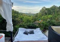 Habitación con cama extragrande y bañera de hidromasaje
