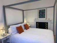 Peaceful apartment with courtyard in town centre - Bed and Breakfast Tetbury