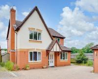 Spacious 4-Bed House with Conservatory and Parking - B&B