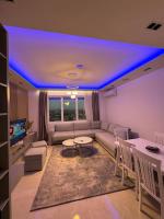 Modern apartment overlooking the city of Tirana - B&B Kamëz