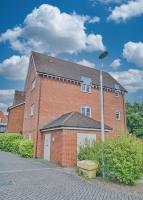 Premium 2-Bedroom Apartment in Wokingham Town Centre with En-Suite, Free Wi-Fi and Parking, Sleeps 4 - B&B