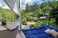 Habitación con cama extragrande y vistas a la montaña