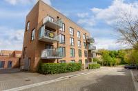 Luxury 2 Bedroom 2 Bathroom Apartment - City Centre - Free Parking, Balcony and Smart TVs with Sky TV and Netflix by Yoko Property - Chambres d’hôtes
