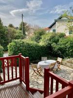 Garden floor apartment located next to the beach with a car park - B&B