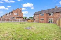Charming 4 Bedroom 3 Bathroom House - Sleeps up to 9 - Pool Table, Sky TV & Netflix, Fast WiFi, Driveway Parking & Self-Check-In By Yoko Property - B&B