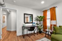 Retro Glam: Colorful Mid-Century Haven Apt 2 - B&B Omaha