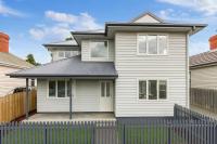 Contemporary with Courtyard by Sandy Bay Delights - Ferienwohnung