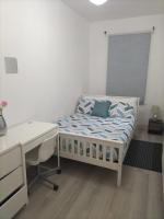 Comfortable Double Bed Located near City Centre, suitable for Contractors Health Care Professionals or long business stays in Coventry or delightful holidays in Coventry or within the West Midlands area Free Wifi Tea and Coffee Provided - Chambres d'hôtes Coventry