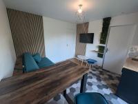 Studio indépendant avec prise VE - B&B Neuilly-le-Réal