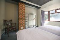 Cama individual en dormitorio mixto