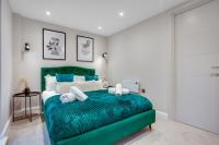 Modern City Center Oasis with Lush Green Decor Ideal for Business or Leisure - B&B