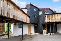 No Car Needed! So Close to Town! - Bed and Breakfast