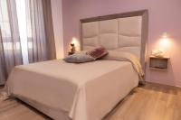 Habitación con cama extragrande.