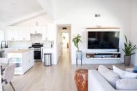 Walk to Beach,Downtown, Modern 2BD Condo! Patio - B&B