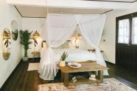 Zimmer mit Kingsize-Bett und Balkon