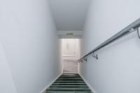 Town Centre apartment with private patio - Near Airport & Train Station - B&B