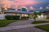 Exciting Private Pool House with free Wi-Fi, King Bed, Smart Tvs, and Massage Chair! - B&B