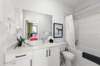 Urban Jungle Getaway, AirCon, 10min to DT & WEM! - B&B Edmonton