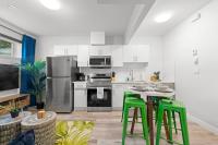 The Den, Centrally Located Suite, King Bed, WiFi! - B&B Edmonton