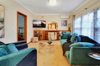Art Deco Coastal Retreat near Beach and CBD, Mibnb - B&B Geelong