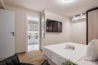 Habitación con cama grande y bañera de hidromasaje