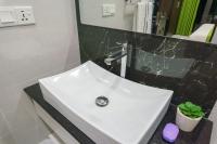 Zimmer mit Kingsize-Bett und Gartenblick. 