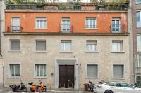 HomyCare Stylish apartment with jacuzzi & balcony steps from Duomo - Ferienwohnung Mailand