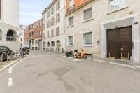 HomyCare Stylish apartment with jacuzzi & balcony steps from Duomo - Chambres d'hôtes Milan