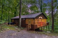 River Cabin w Hot Tub, Screened Porch & Fire Pit - B&B Great Cacapon