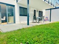 Stylisches Neubau Apartment mit großer Terrasse ruhig und idyllisch 30 Min Zürich - Chambres d'hôtes Wutöschingen